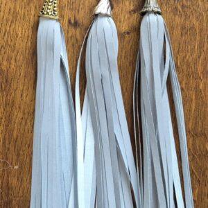 Väikse karabiiniga Pikk tutt helkur