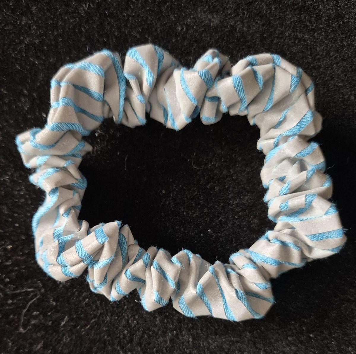 Helkivad patsikummid ehk Scrunchie - Helesinise taustaga Helkivad patsikummid ehk Scrunchie - Helesinise taustaga