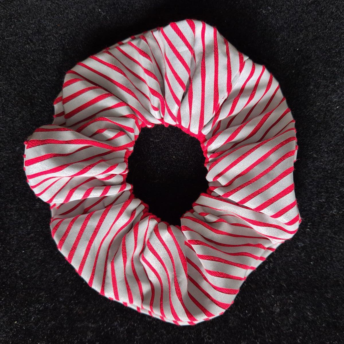 Helkivad patsikummid ehk Scrunchie - Punase taustaga Helkivad patsikummid ehk Scrunchie - Punase taustaga
