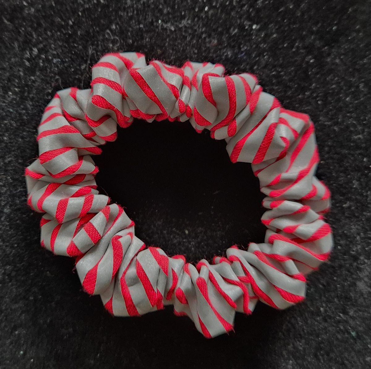 Helkivad patsikummid ehk Scrunchie - Punase taustaga Helkivad patsikummid ehk Scrunchie - Punase taustaga