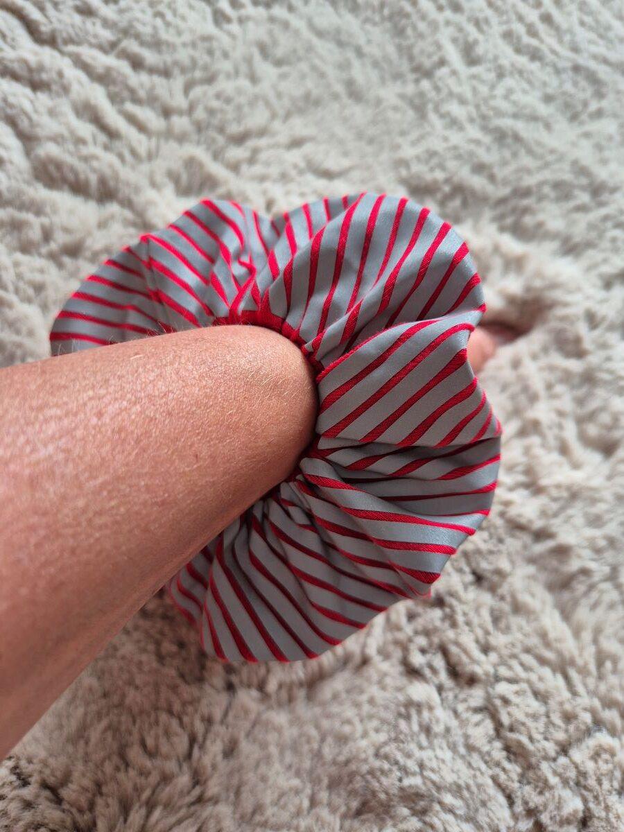 Helkivad patsikummid ehk Scrunchie - Punase taustaga Helkivad patsikummid ehk Scrunchie - Punase taustaga